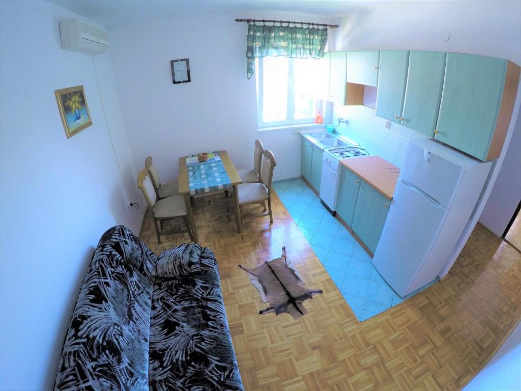 Kuchnia lub aneks kuchenny w obiekcie Apartments by the sea Biograd na Moru, Biograd - 4316