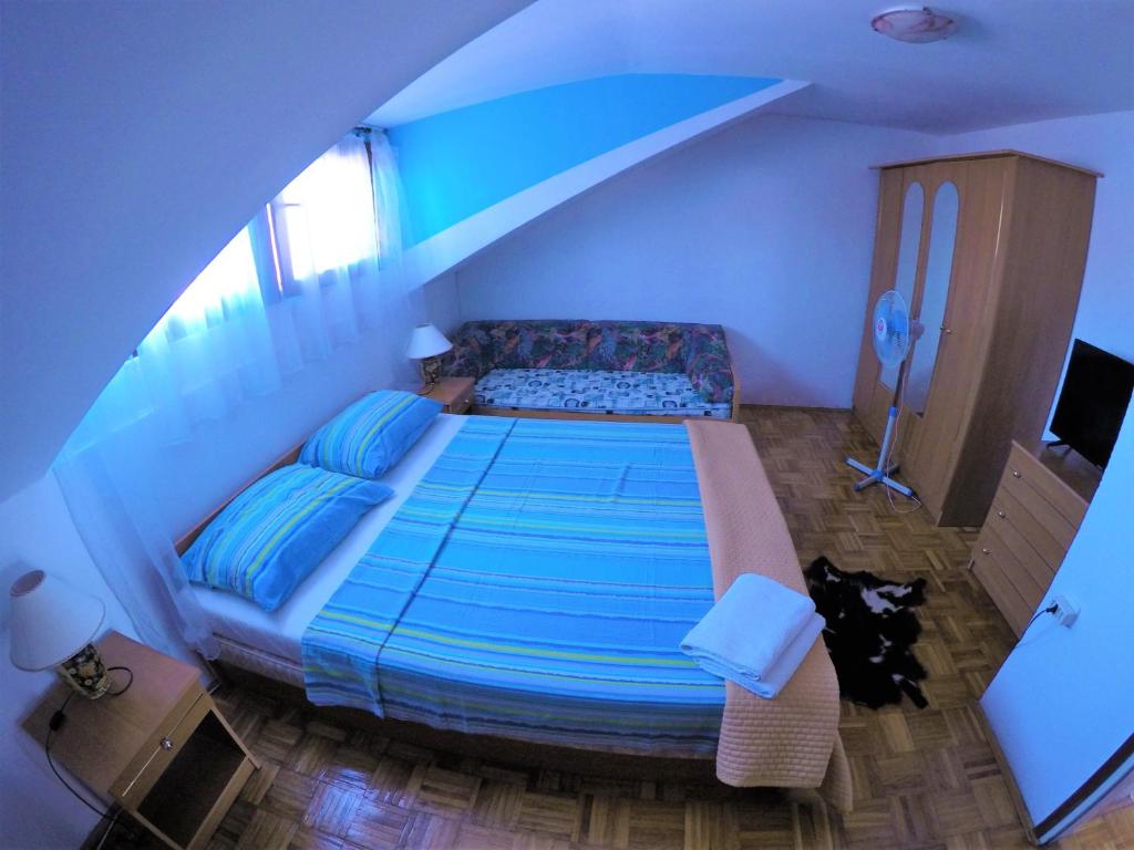 Łóżko lub łóżka w pokoju w obiekcie Apartments by the sea Biograd na Moru, Biograd - 4316
