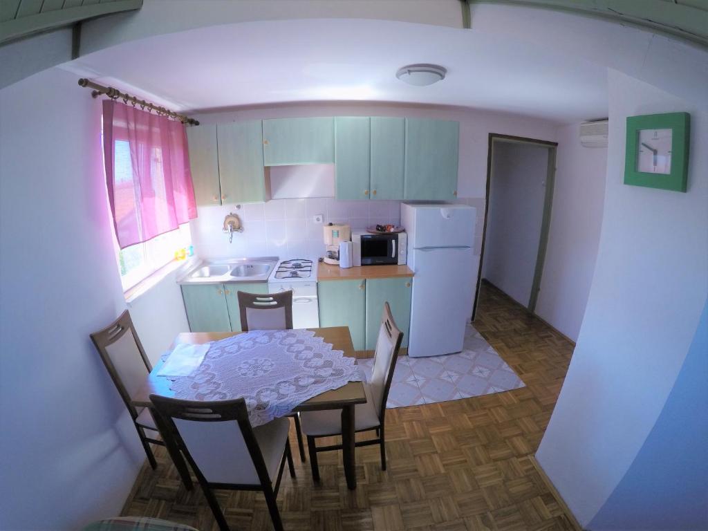 Kuchnia lub aneks kuchenny w obiekcie Apartments by the sea Biograd na Moru, Biograd - 4316