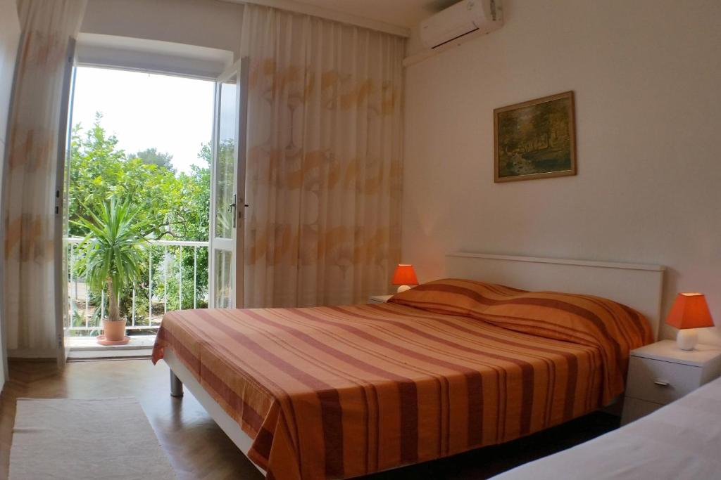 Posteľ alebo postele v izbe v ubytovaní Apartment Podgora 4332a