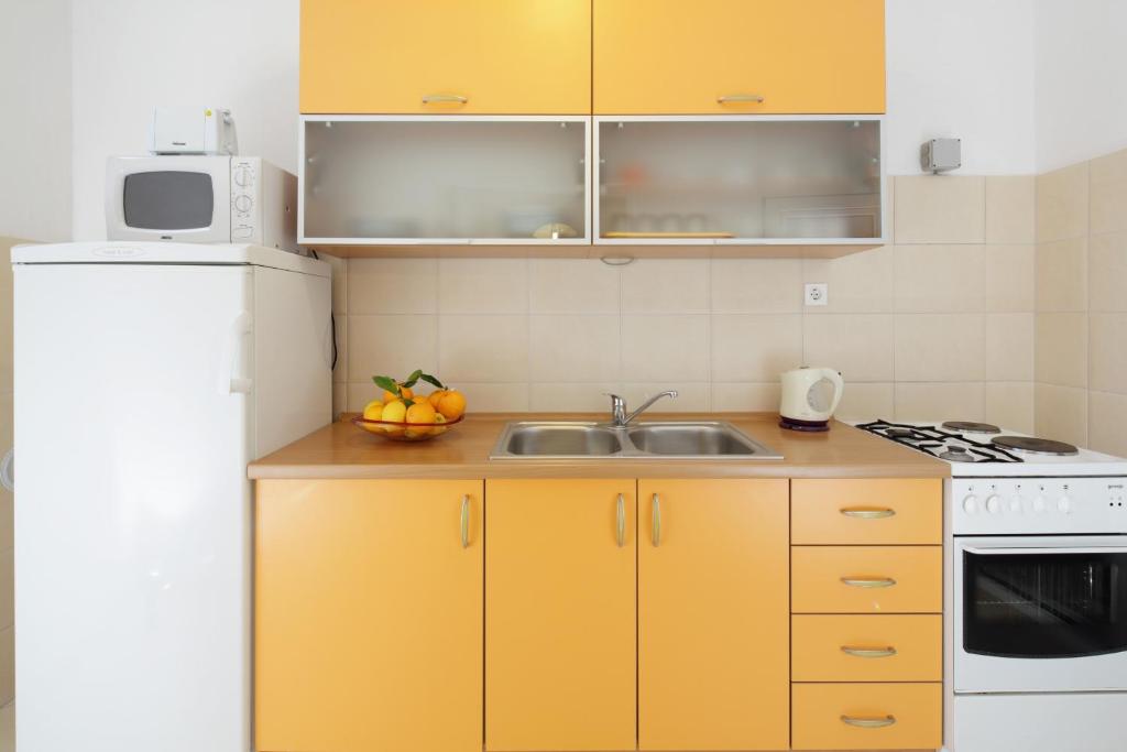 Kuchyňa alebo kuchynka v ubytovaní Apartment Podgora 4332a