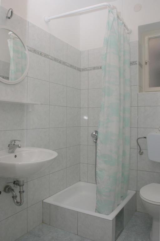 Kúpeľňa v ubytovaní Apartments by the sea Podgora, Makarska - 4332
