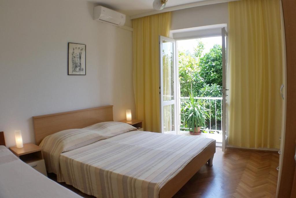 Posteľ alebo postele v izbe v ubytovaní Apartments by the sea Podgora, Makarska - 4332