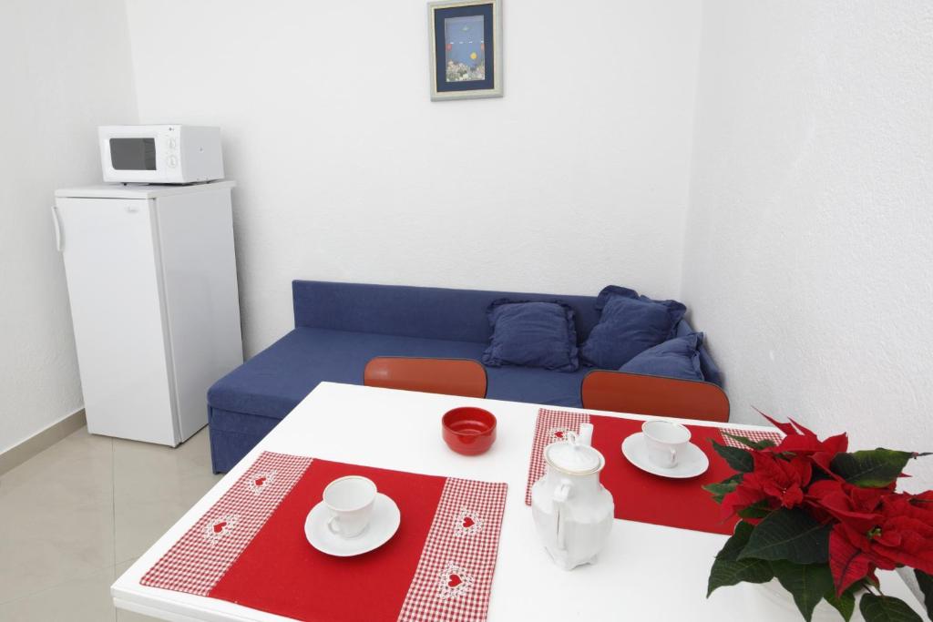 Kuchyňa alebo kuchynka v ubytovaní Apartments by the sea Podgora, Makarska - 4332