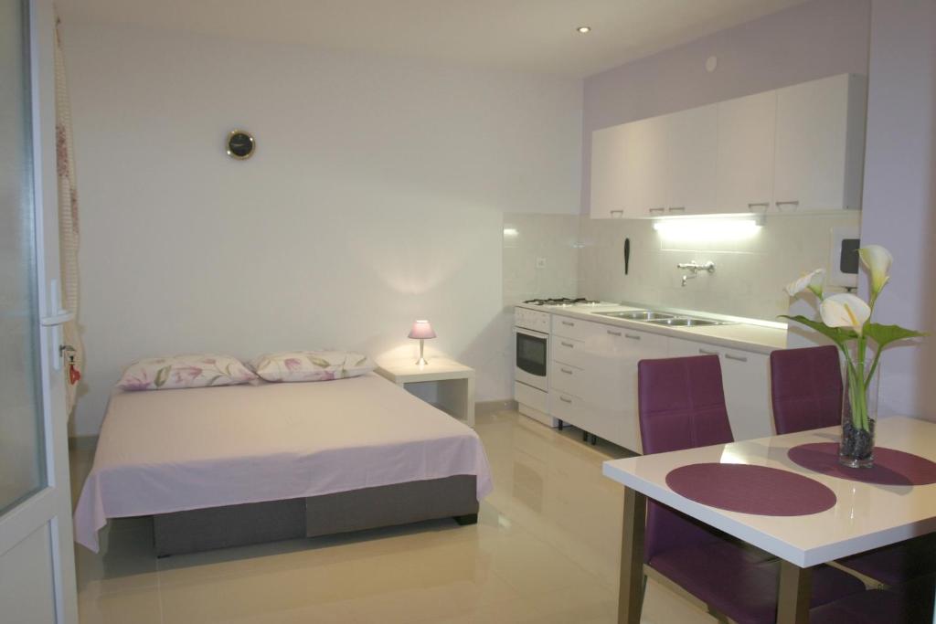 Posteľ alebo postele v izbe v ubytovaní Apartments by the sea Podgora, Makarska - 4332