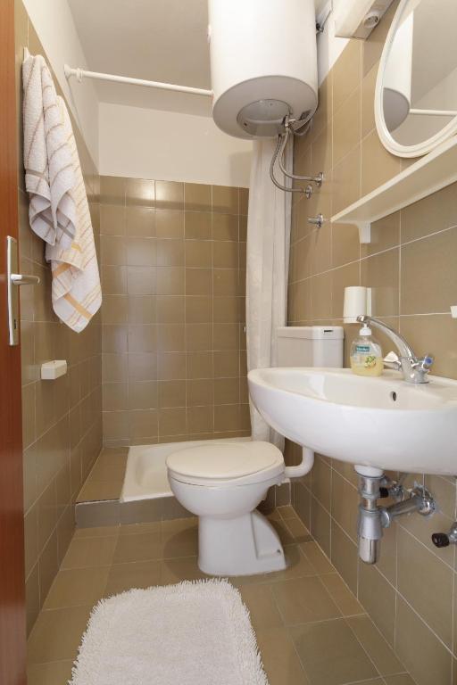 Kúpeľňa v ubytovaní Apartments by the sea Podgora, Makarska - 4332
