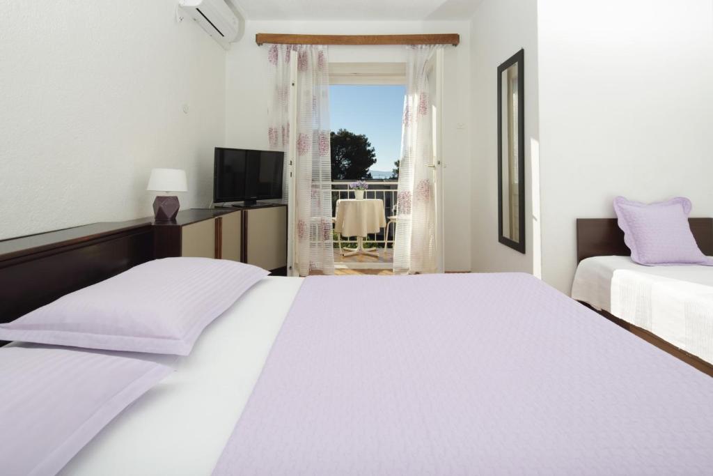 Apartments by the sea Podgora, Makarska - 4332 - 一居室公寓，阳台和海景