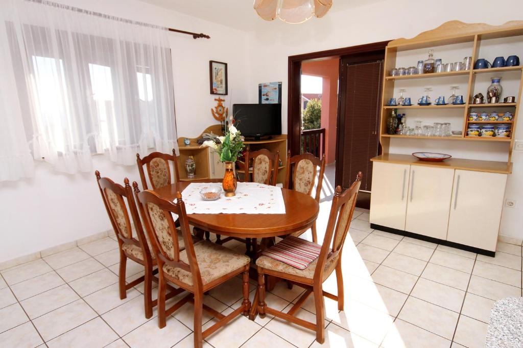 Kuchnia lub aneks kuchenny w obiekcie Apartments with a parking space Zavalatica, Korcula - 4458