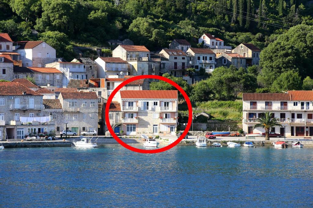 un cercle rouge au milieu d'une masse d'eau dans l'établissement Apartments by the sea Racisce, Korcula - 4344, à Račišće