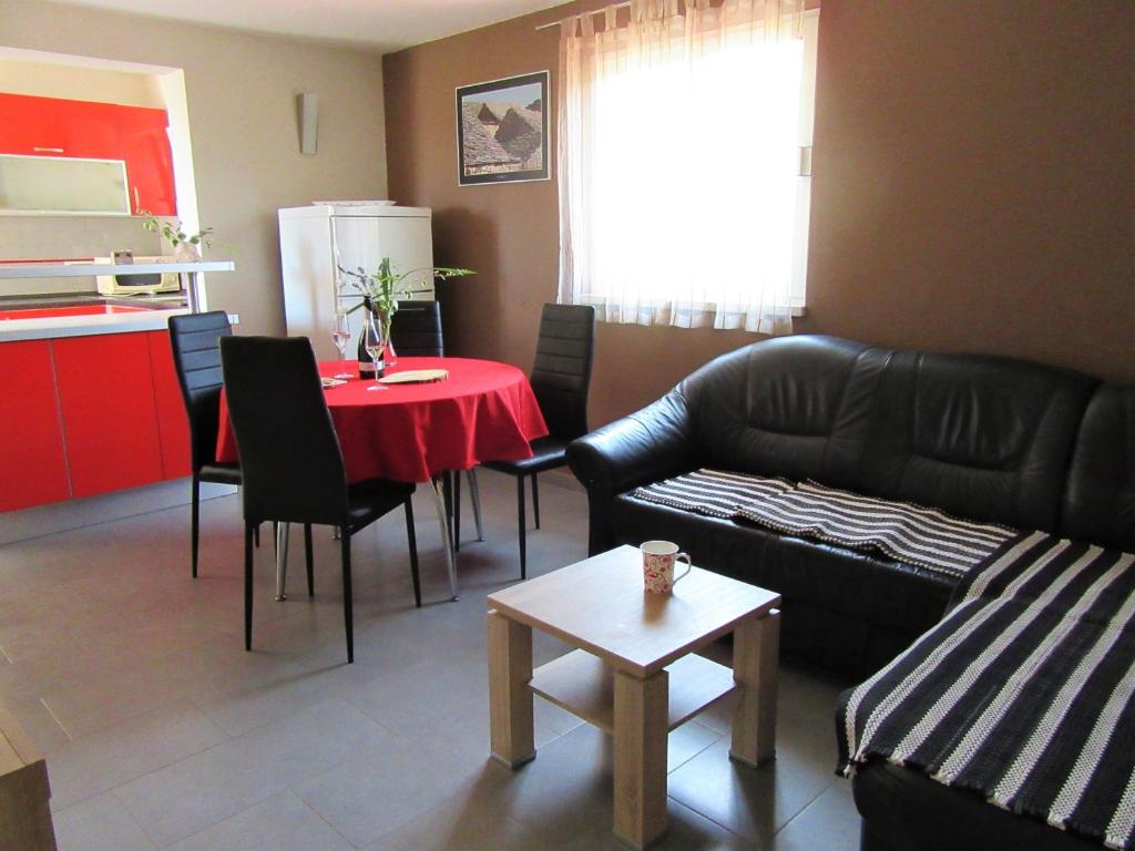 Kuchyňa alebo kuchynka v ubytovaní Apartments with parking spaces Orebic, Peljesac - 4536