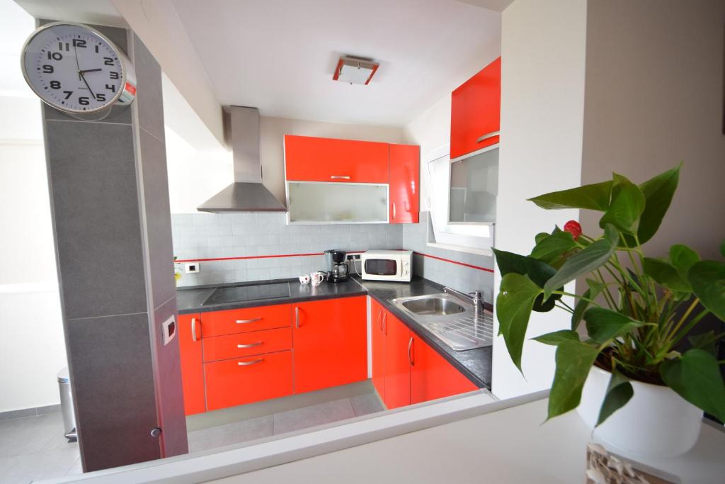 Kuchyňa alebo kuchynka v ubytovaní Apartments with parking spaces Orebic, Peljesac - 4536