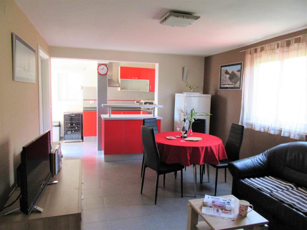 Kuchyňa alebo kuchynka v ubytovaní Apartments with parking spaces Orebic, Peljesac - 4536