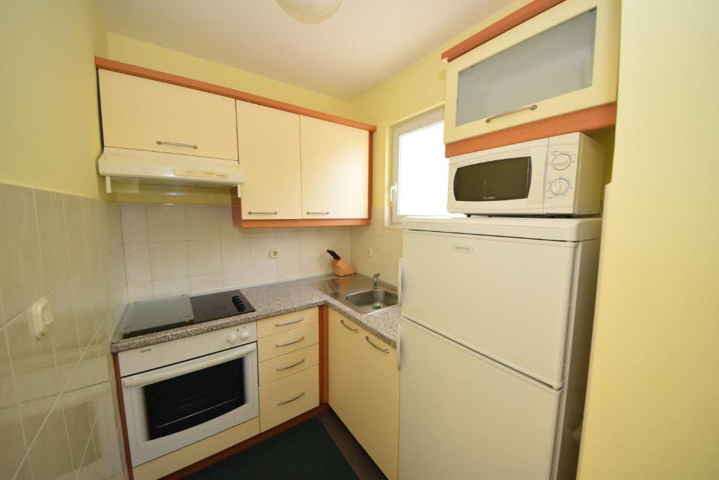 Kuchyňa alebo kuchynka v ubytovaní Apartments with parking spaces Orebic, Peljesac - 4536