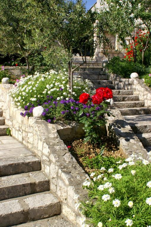 Vonkajšia záhrada v ubytovaní Apartments by the sea Orebic, Peljesac - 4496