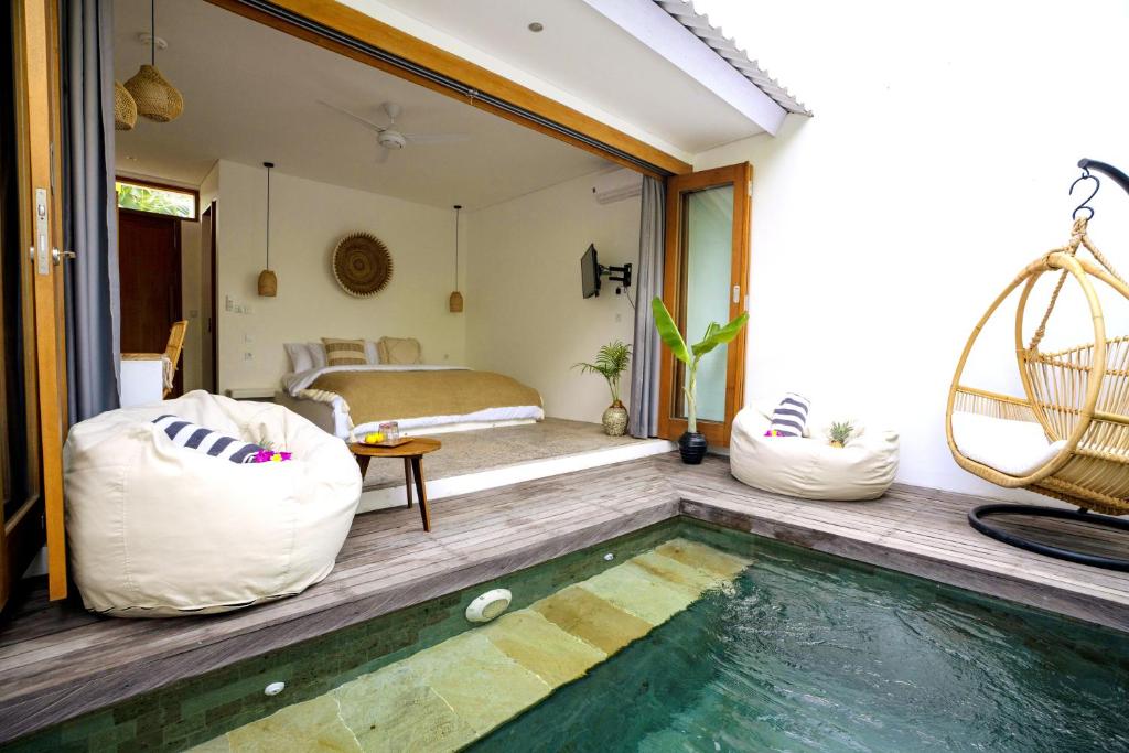 Zimmer mit Pool, Bett und Schlafzimmer in der Unterkunft Tiga Studios - Adults Only in Kuta Lombok