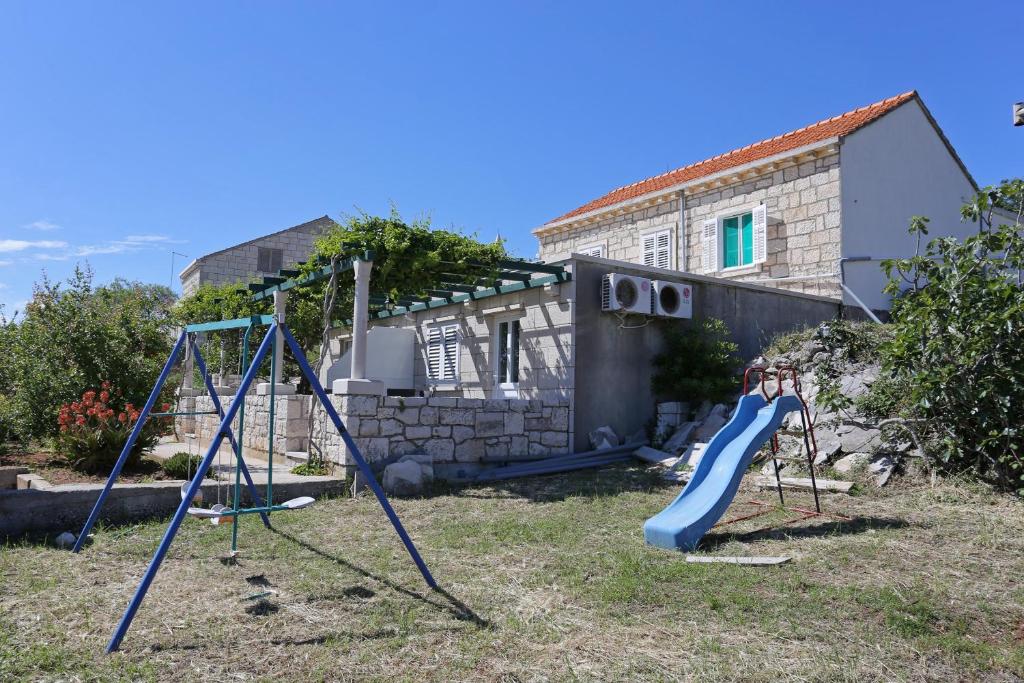 Plac zabaw dla dzieci w obiekcie Apartments with a parking space Lumbarda, Korcula - 4429