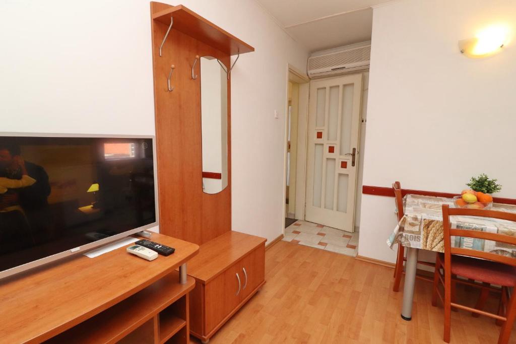 Apartments by the sea Vela Luka, Korcula - 4449 - One-Bedroom Apartment With Terrace