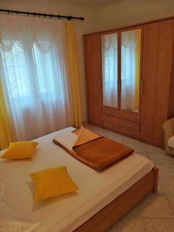 Łóżko lub łóżka w pokoju w obiekcie Apartment Grscica 4487a