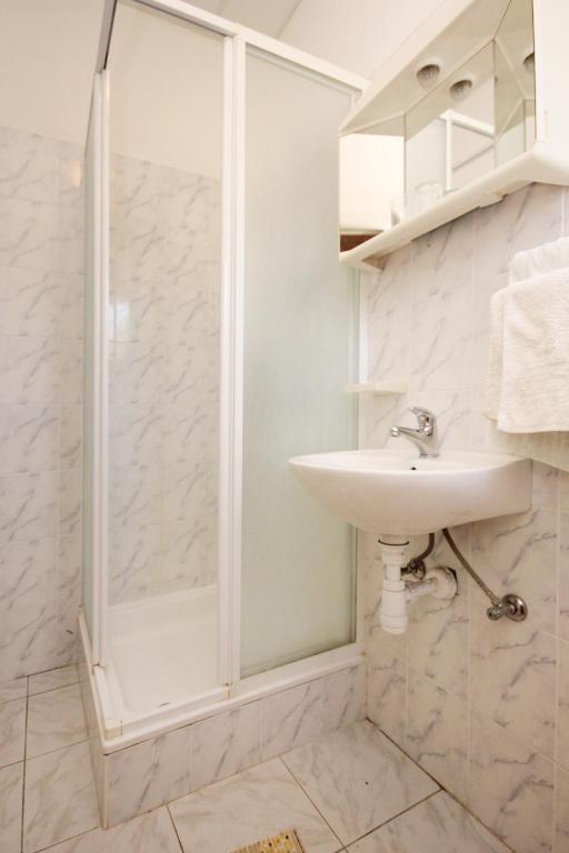 Kúpeľňa v ubytovaní Double Room Lumbarda 4436a