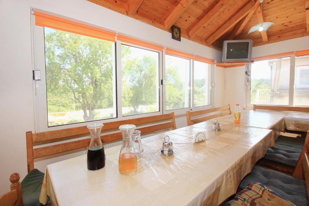 Televízia a/alebo spoločenská miestnosť v ubytovaní Double Room Lumbarda 4436d