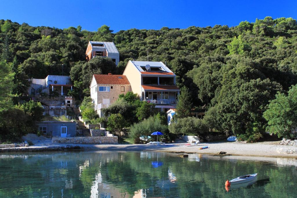 Zdjęcie z galerii obiektu Apartments by the sea Cove Vrbovica bay - Vrbovica (Korcula) - 4390 w Korčuli