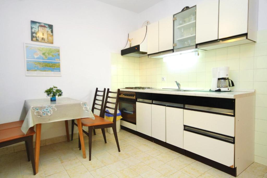 Zdjęcie z galerii obiektu Apartments by the sea Cove Vrbovica bay - Vrbovica (Korcula) - 4390 w Korčuli