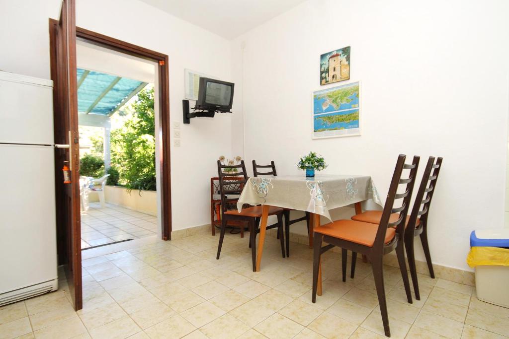 Zdjęcie z galerii obiektu Apartments by the sea Cove Vrbovica bay - Vrbovica (Korcula) - 4390 w Korčuli
