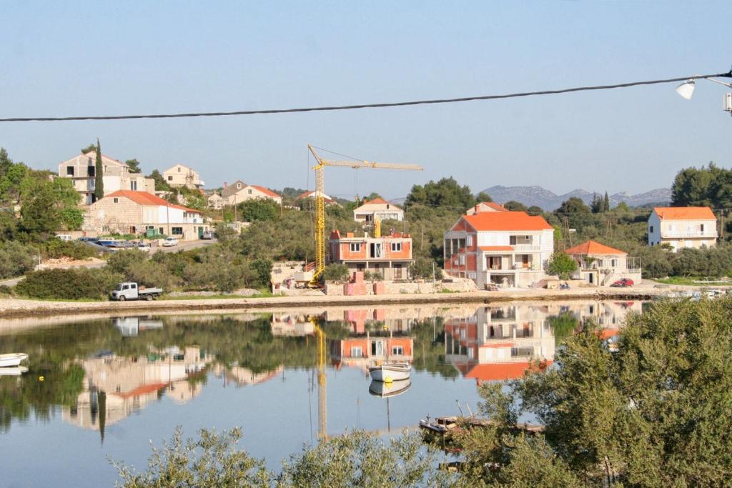 Zdjęcie z galerii obiektu Apartments by the sea Lumbarda, Korcula - 4392 w mieście Lumbarda