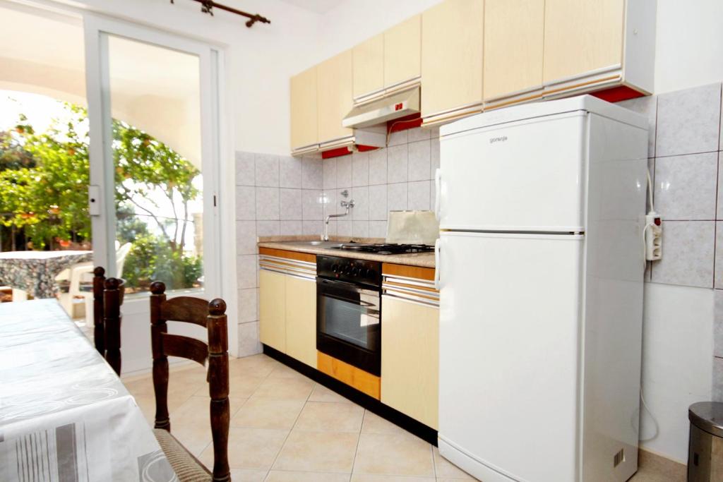 Una cocina o cocineta en Apartments with a parking space Zavalatica, Korcula - 4453