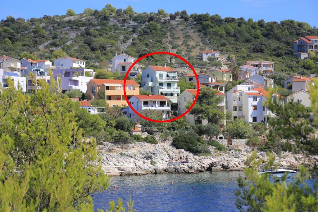 une maison avec un cercle rouge au milieu d'une ville dans l'établissement Apartments by the sea Razanj, Rogoznica - 4322, à Ražanj