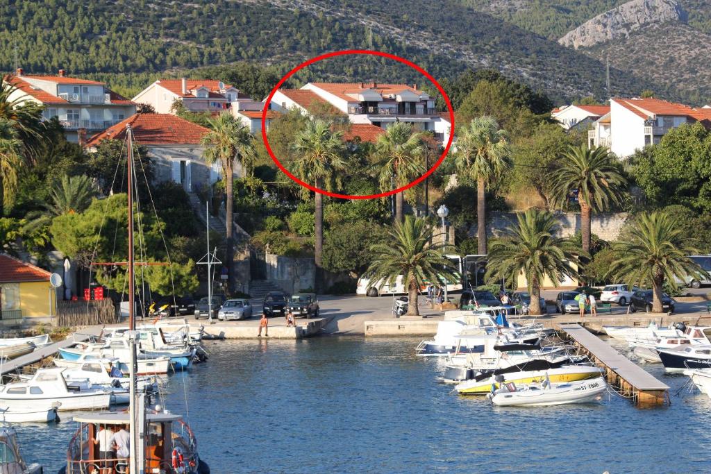 um grupo de barcos estão ancorados numa marina em Apartment Orebic 4494d em Orebić