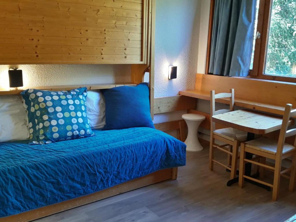 sypialnia z łóżkiem, biurkiem i stołem w obiekcie Studette cosy pour 2 pers. - Centre station Arc 1800 - Ski aux pieds - Wifi gratuit - FR-1-346-511 w mieście Arc 1800