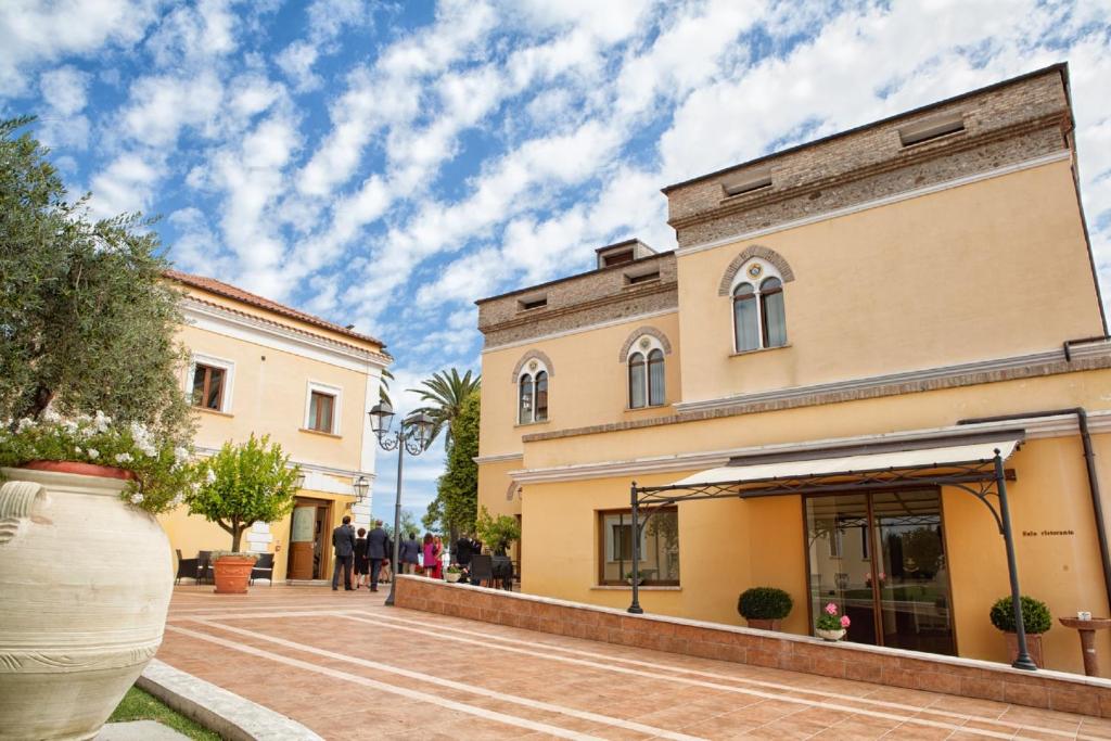 una strada in una città con due edifici di Hotel Villa Fiorita a Giulianova