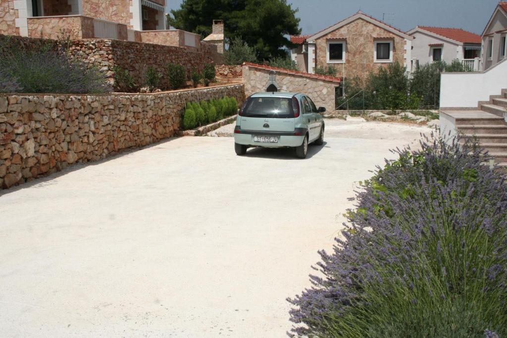Fotografia z galérie ubytovania Family friendly apartments with a swimming pool Jelsa, Hvar - 4608 v destinácii Jelsa