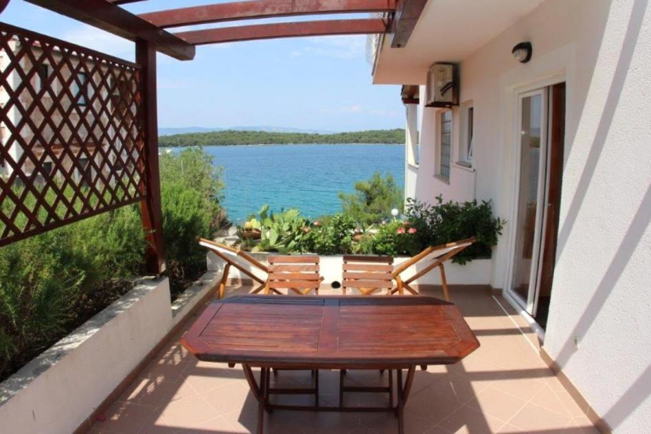 Fotografia z galérie ubytovania Family friendly apartments with a swimming pool Jelsa, Hvar - 4608 v destinácii Jelsa