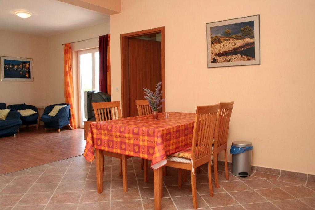 Fotografia z galérie ubytovania Family friendly apartments with a swimming pool Jelsa, Hvar - 4608 v destinácii Jelsa