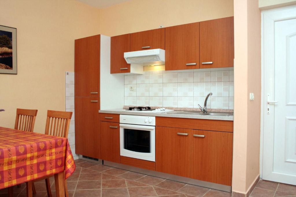 Fotografia z galérie ubytovania Family friendly apartments with a swimming pool Jelsa, Hvar - 4608 v destinácii Jelsa