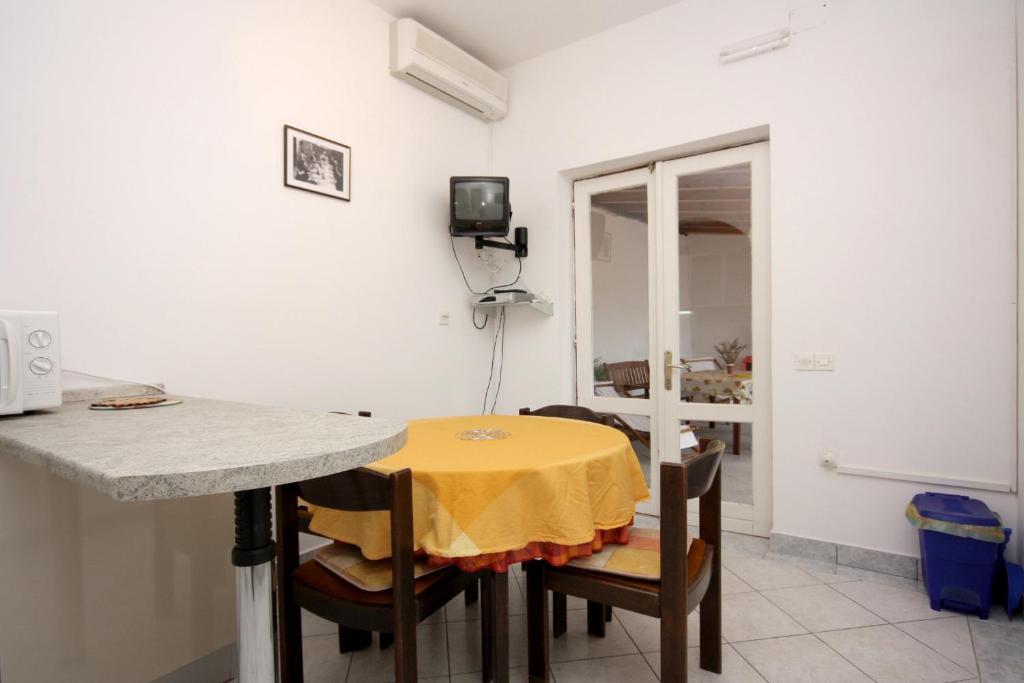 Fotografia z galérie ubytovania Family friendly apartments with a swimming pool Jelsa, Hvar - 4608 v destinácii Jelsa