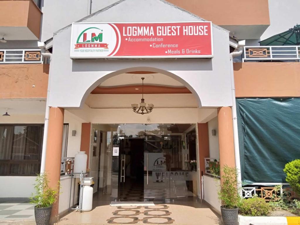 Un edificio con un cartel que lee "Luana Just House" en Logmma Regency Hotel, en Kakamega