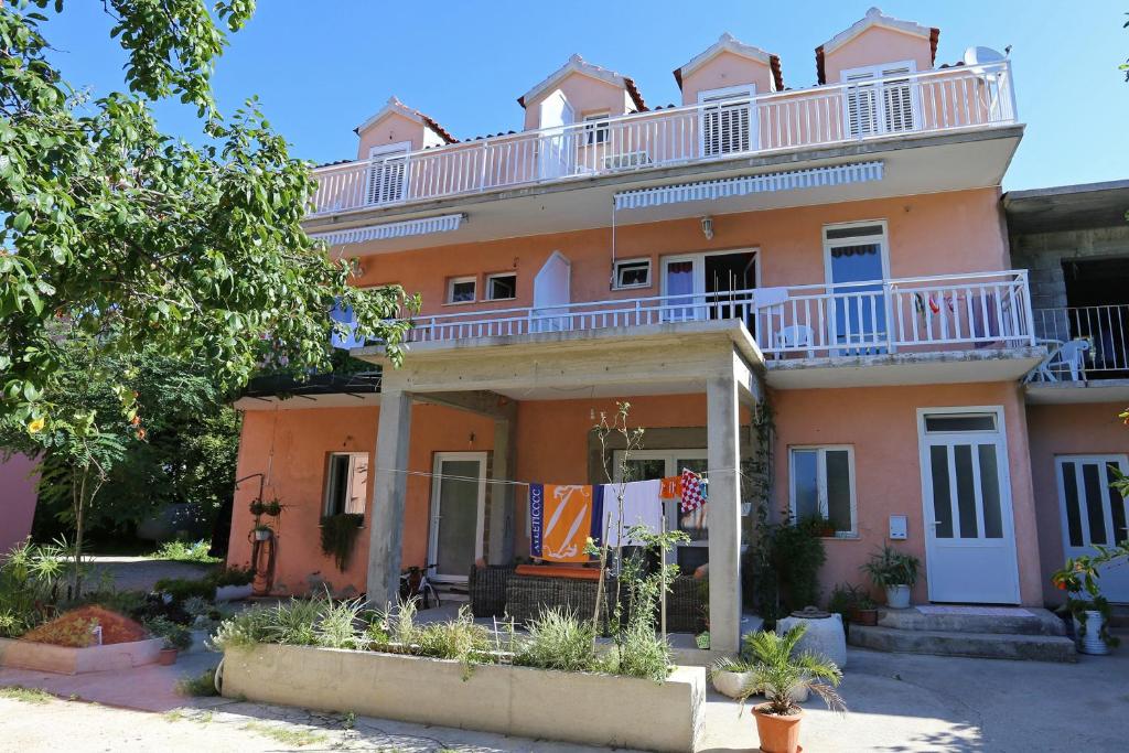 Budova, v ktorej sa apartmán nachádza