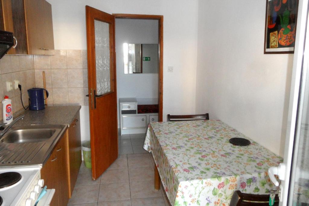Zdjęcie z galerii obiektu Apartments with a parking space Jelsa, Hvar - 4589 w mieście Jelsa