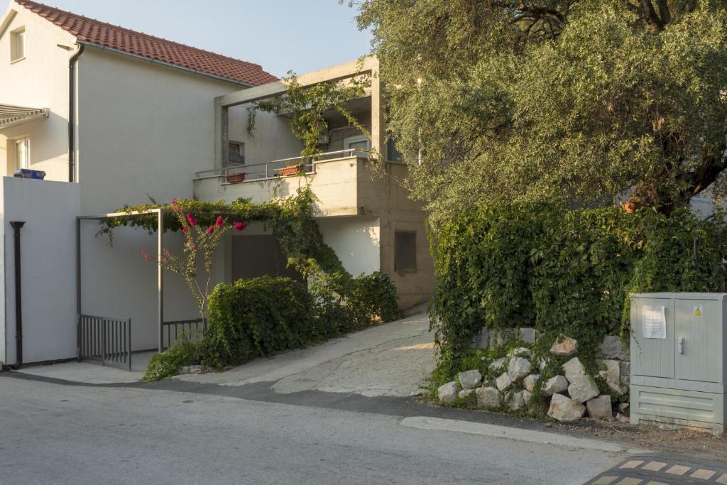 a white house with ivy on the side of it at Studio Zuljana 4573b in Žuljana