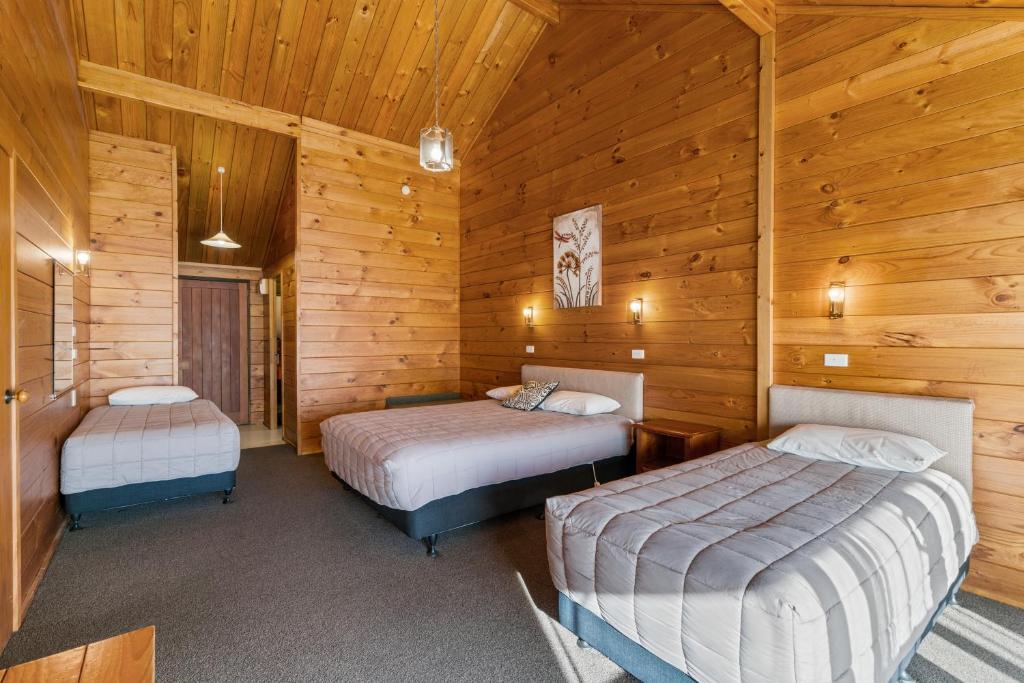 Postel nebo postele na pokoji v ubytování Aspiring Lodge Motel