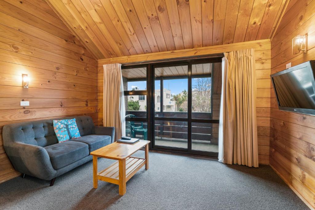 TV a/nebo společenská místnost v ubytování Aspiring Lodge Motel