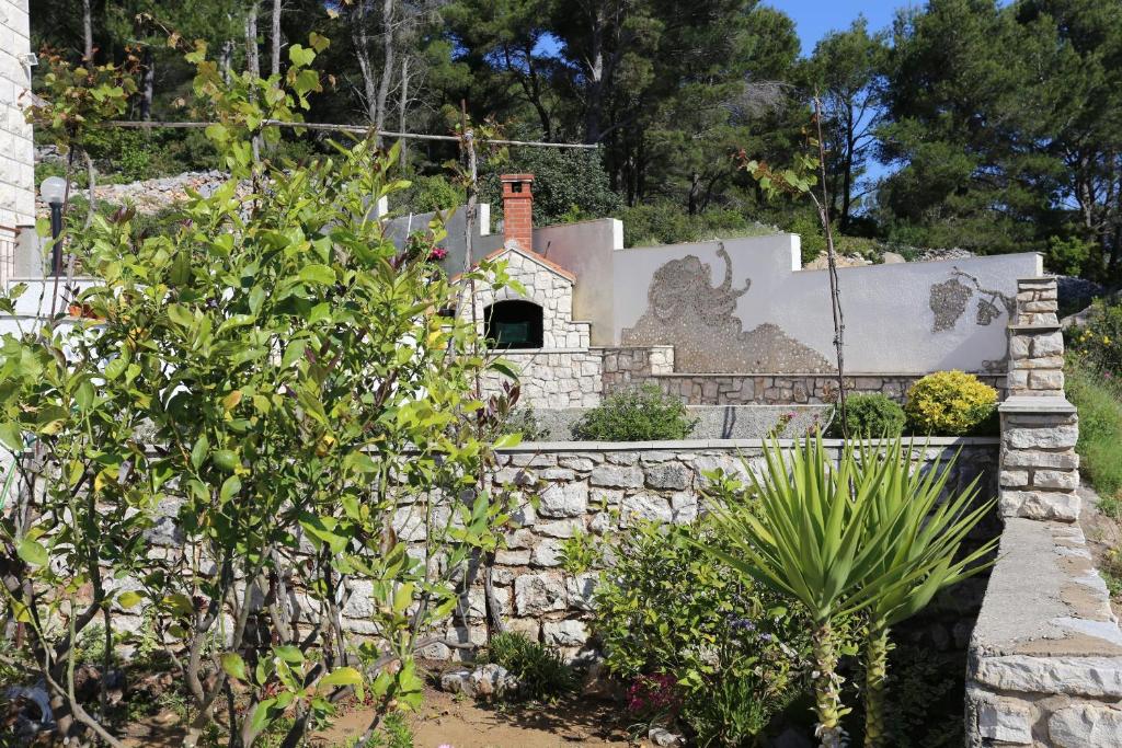 Vonkajšia záhrada v ubytovaní Apartments with a parking space Lumbarda, Korcula - 4418