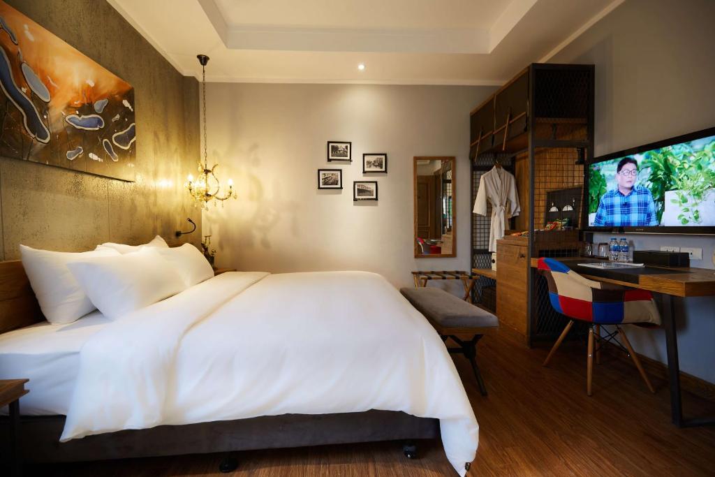 Postel nebo postele na pokoji v ubytování HaNoi Calido Hotel
