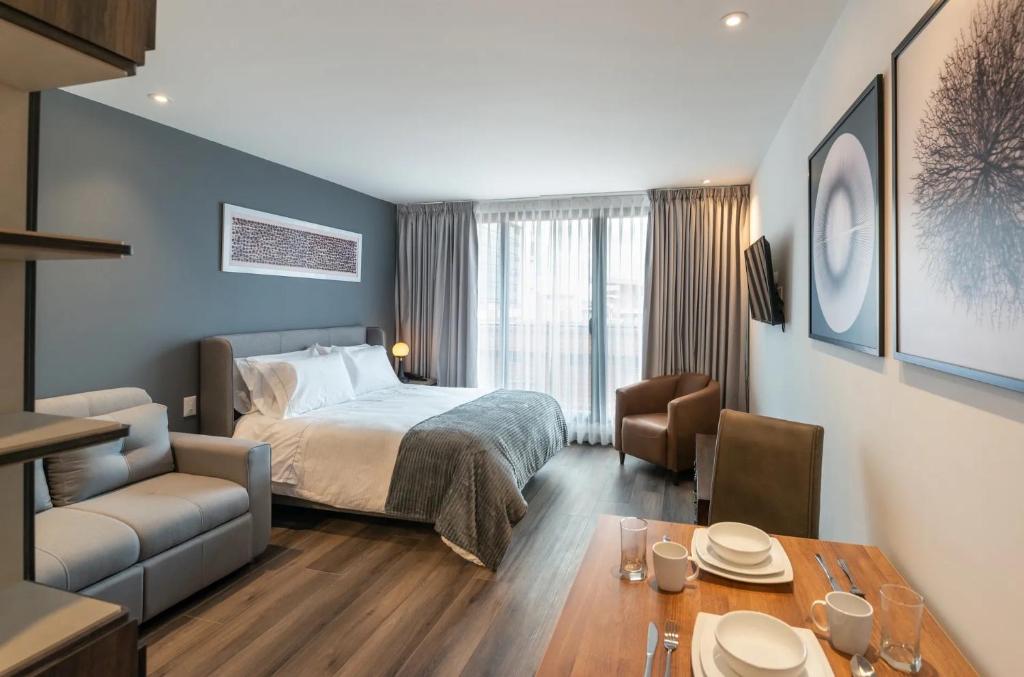 een hotelkamer met een bed en een eettafel bij Morph Chicó in Bogota