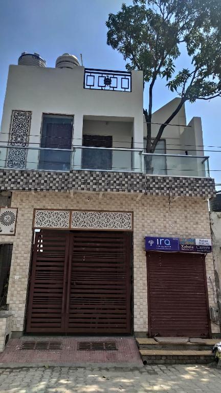 ein Gebäude mit zwei Garagentüren davor in der Unterkunft Ira Homestay Mathura in Mathura