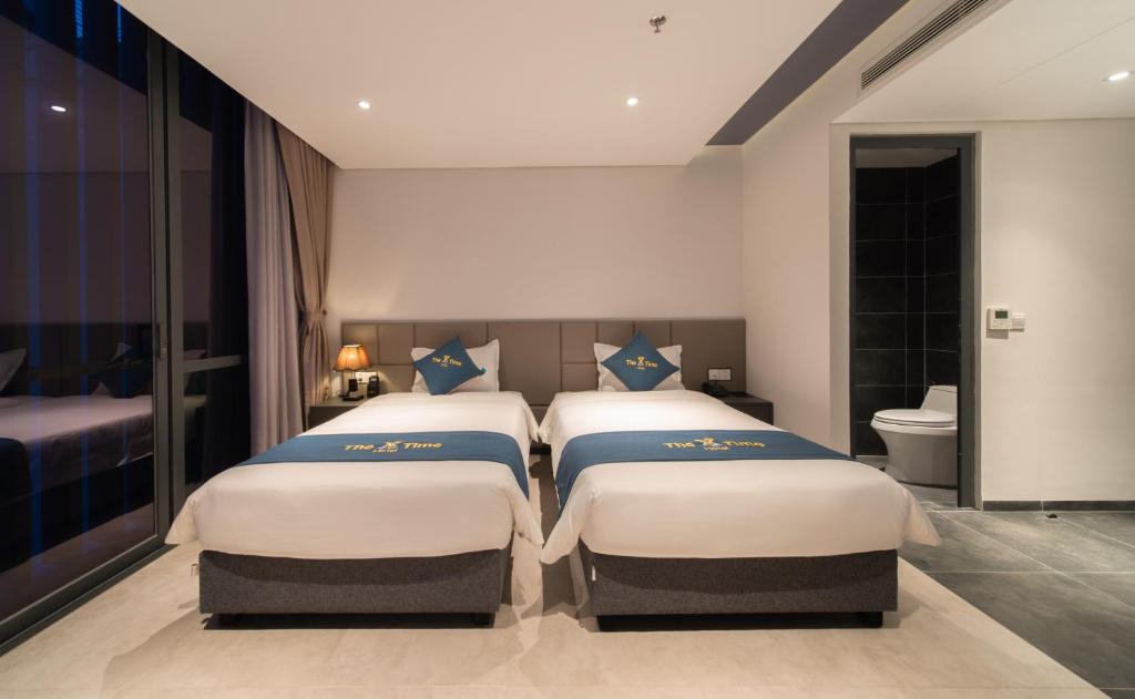 Giường trong phòng chung tại The Time Hotel