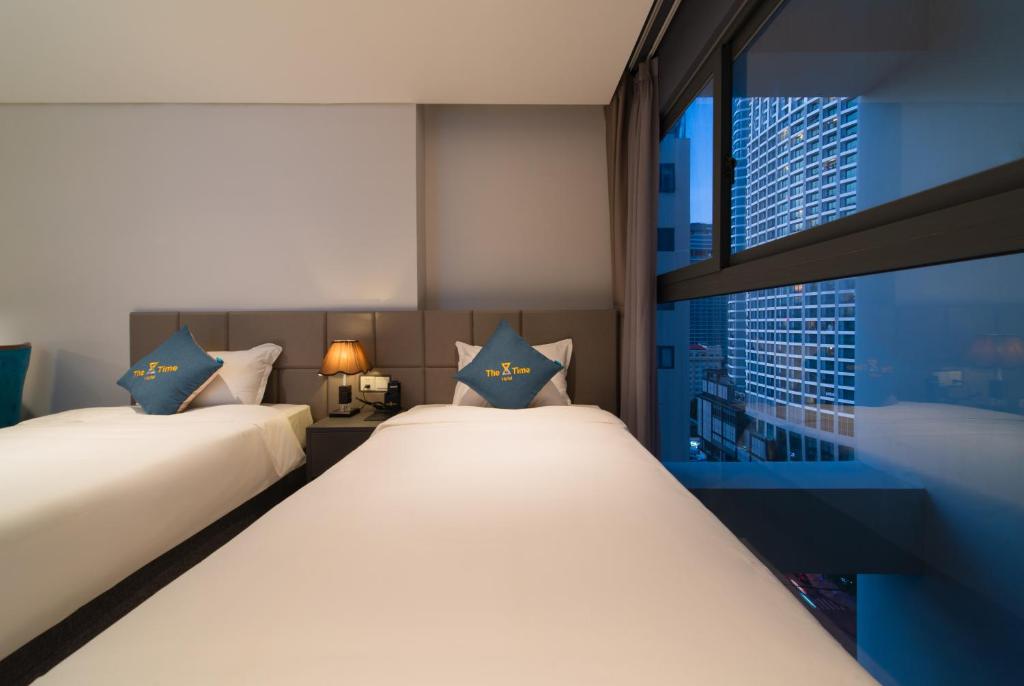 Giường trong phòng chung tại The Time Hotel